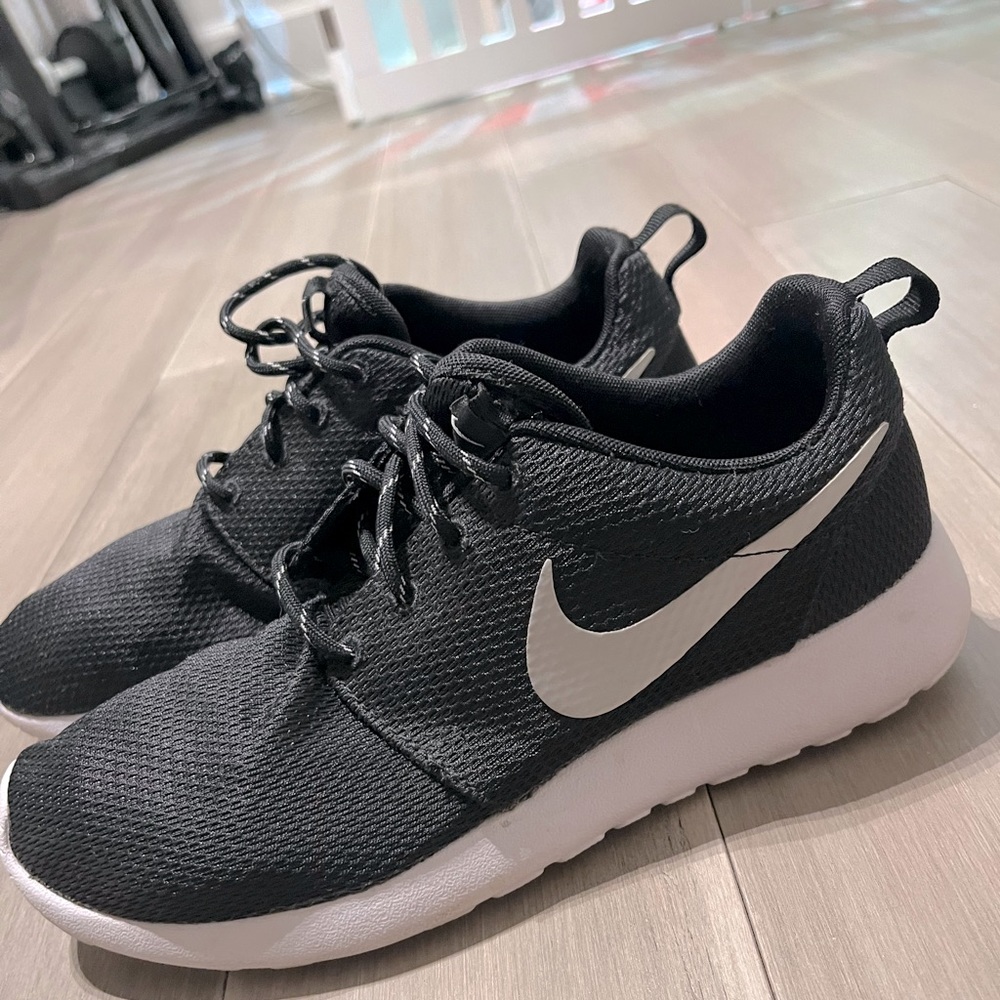 Nike Roshe Run Sneakers